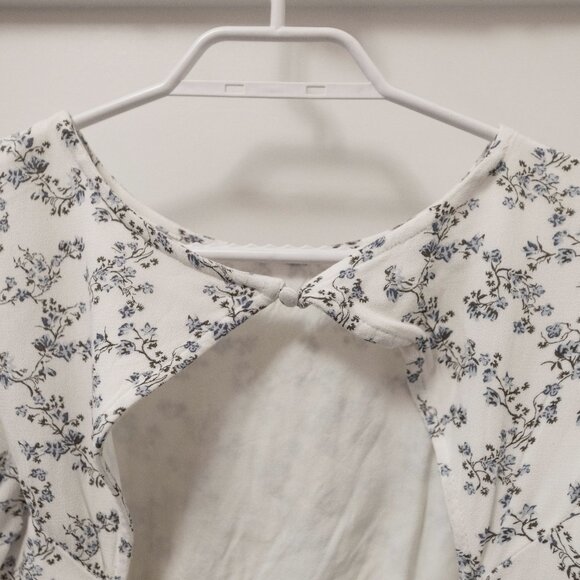 * Cute, Soft, Floral Top * - Picture 3 of 7